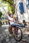 Retrato de casal andando de bicicleta, Rio de Janeiro, Brasil — Fotografia de Stock