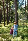 Menina amarrando irmão à árvore — Fotografia de Stock