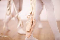 Dettaglio delle gambe delle ballerine che lasciano lo studio di danza — Foto stock