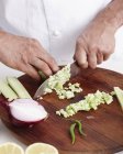 Imagem cortada de chef preparando Curry na cozinha — Fotografia de Stock