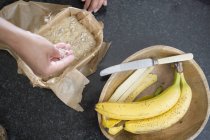 Abgeschnittenes Bild einer Frau, die in der Küche Bananenbrot zubereitet — Stockfoto