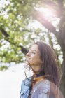 Adolescente desfrutando de brisa ao ar livre em backlit — Fotografia de Stock