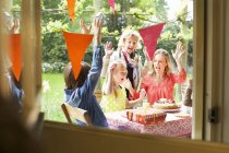 Familie singt und jubelt bei Geburtstagsfeier — Stockfoto
