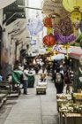 Focus selettivo di bancarelle di mercato e acquirenti, Hong Kong, Cina — Foto stock