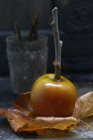 Pomme au caramel fraîchement préparée, gros plan — Photo de stock