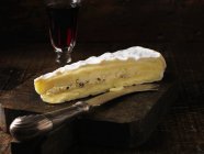 Scheibe Brie-Käse — Stockfoto