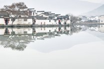 Imagem espelhada de casas tradicionais por lago, vila de Hongcun, província de Anhui, China — Fotografia de Stock
