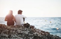 Rückansicht junger Mann und Teenager-Schwester am felsigen Strand, Javea, Spanien — Stockfoto