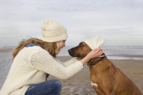 Portrait de femme adulte moyenne et chien sur la plage, Bloemendaal aan Zee, Pays-Bas — Photo de stock