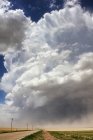 Хмарного неба над сільській місцевості поля з дороги, Колорадо, США — стокове фото