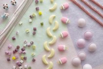Caramelle colorate multi-forma, vista ad angolo alto — Foto stock