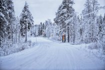 Порожній Сніг накривав сільська дорога, Hemavan, Швеція — стокове фото