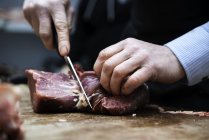 Butcher preparing meat in butcher's shop, close-up — Stock Photo