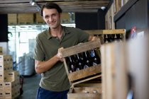 Uomo mezzo adulto che lavora nel magazzino del vino — Foto stock