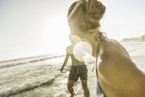 Середині дорослих пара грають разом, на пляжі, Кейптаун, Південна Африка — стокове фото