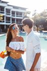 Parejas jóvenes en la piscina, Koh Samui, Tailandia - foto de stock