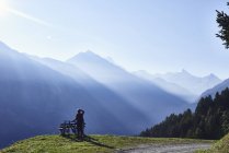 Biciclista de montanha em montanhas, Valais, Suíça — Fotografia de Stock
