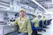 Estação de verificação de qualidade na fábrica produzindo placas de circuito eletrônico flexível. Planta está localizada no sul da China, em Zhuhai, província de Guangdong — Fotografia de Stock