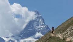 Hombre caminando hacia el Matterhorn, Zermatt, Canton Wallis, Suiza - foto de stock