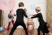 Enfants jouant avec des ballons à la fête d'anniversaire — Photo de stock