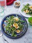 Салат из бобов, кориандра, яиц и миндаля на тарелке — стоковое фото