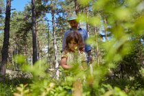 Отец и дочь гуляли по лесу — стоковое фото