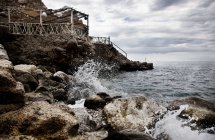 Waves crashing against rocks — Stock Photo