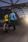 Freunde joggen auf Brücke, München, Bayern, Deutschland — Stockfoto