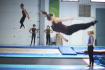 Jóvenes gimnastas practicando movimientos - foto de stock