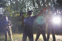 Giocatori di paintball in azione con pistole paintball nei boschi — Foto stock
