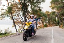 Couples à moto sur la route rurale, Split, Dalmatie, Croatie — Photo de stock