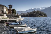 Bateaux ancrés près de villa au bord du lac, Lac de Côme, Italie — Photo de stock