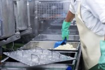 Image recadrée d'un travailleur travaillant dans une usine de production de tofu biologique — Photo de stock