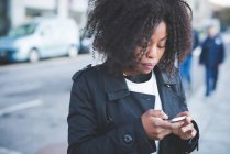 Mulher jovem mensagens de texto no smartphone, Lago de Como, Como, Itália — Fotografia de Stock