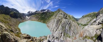 Lago Trift rodeado de rochas à luz do sol, Suíça — Fotografia de Stock