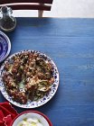 Nature morte de style rustique aubergine avec sauce trempette au yaourt — Photo de stock