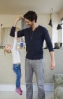 Маленька дівчинка кидається з батькової руки — стокове фото
