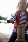 Giovane ragazza cavalcando su triciclo — Foto stock
