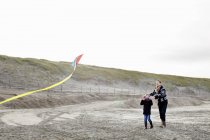 Взрослый человек и сын запускают воздушного змея на пляже, Блумендал-ан-Зи, Нидерланды — стоковое фото