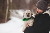 Donna con cane da compagnia all'aperto — Foto stock