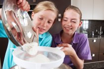 Chicas cocinando en la cocina - foto de stock