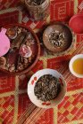 Ainda vida de tigelas com sementes de girassol e nozes de betel — Fotografia de Stock