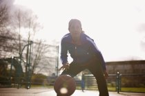 Reife Frau spielt Basketball im Park — Stockfoto