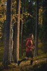 Man trail running in forest, Kesankitunturi, Lapland, Finlândia — Fotografia de Stock