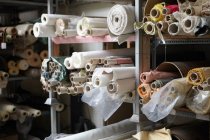 Tecido na fábrica de têxteis — Fotografia de Stock