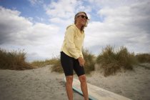 Старша жінка одягає гідрокостюм — стокове фото