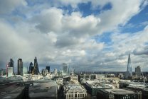 Ciudad de Londres skyline con cielo nublado, Reino Unido - foto de stock