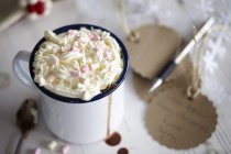 Hochwinkelblick auf Tasse heiße Schokolade mit Marshmallow — Stockfoto