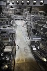 Ouvrier et machines dans une brasserie — Photo de stock