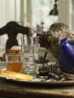 Gros plan du plateau vintage avec des verres de thé et théière — Photo de stock